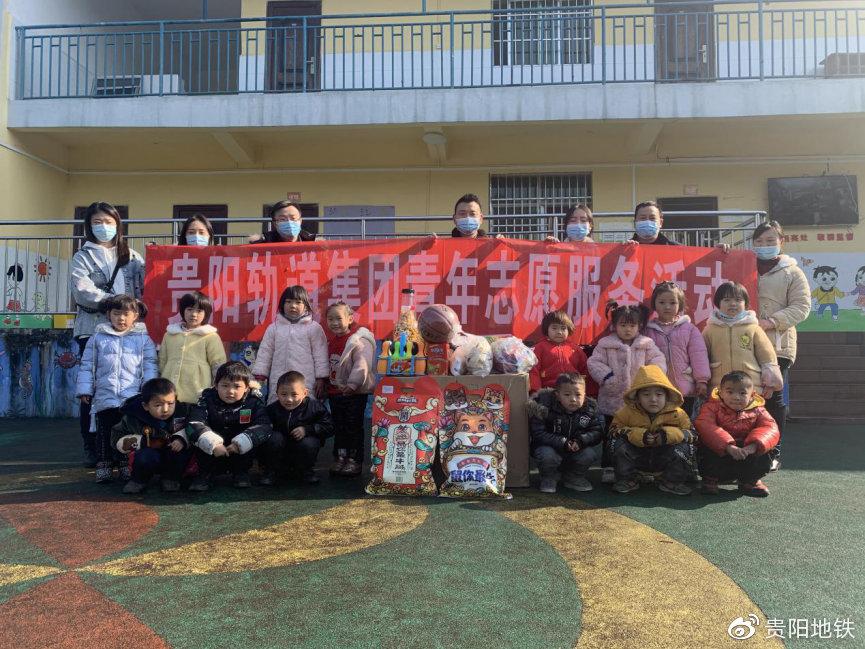 市轨道集团青年志愿者在田兴村幼儿园慰问留守儿童