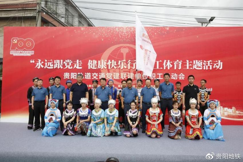 参加活动领导与少数民族代表队合影