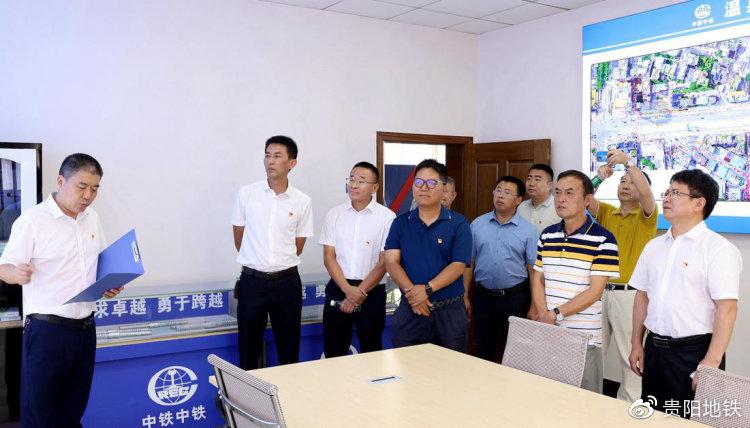 参观劳模和工匠人才创新工作室