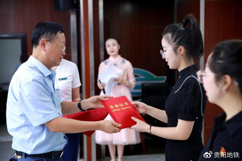 周昊为获奖选手颁奖