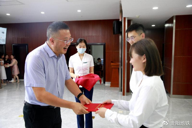 刘永锋为获奖选手颁奖