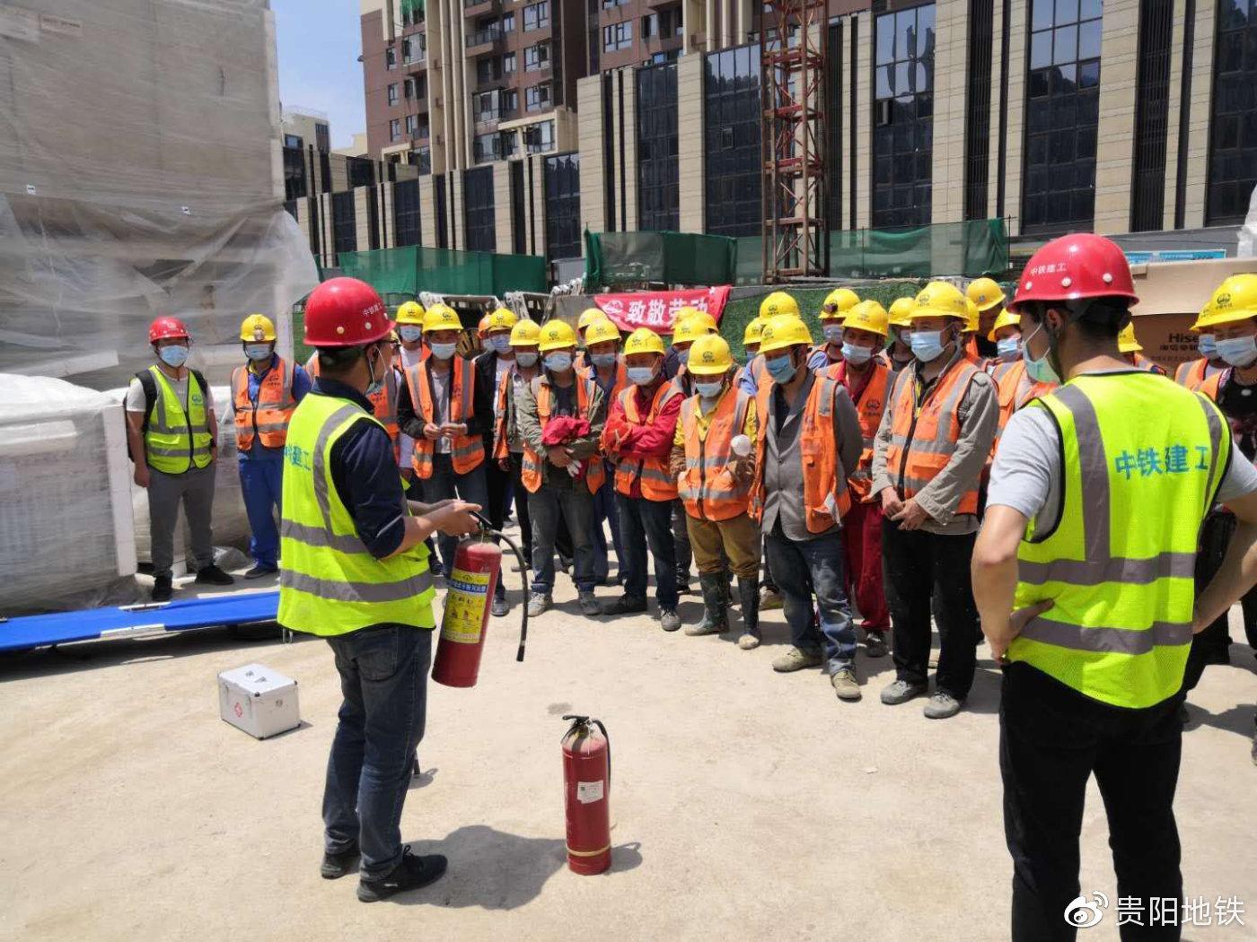 轨道2号线一期机电2标相关负责人进行防灾物品及操作讲解