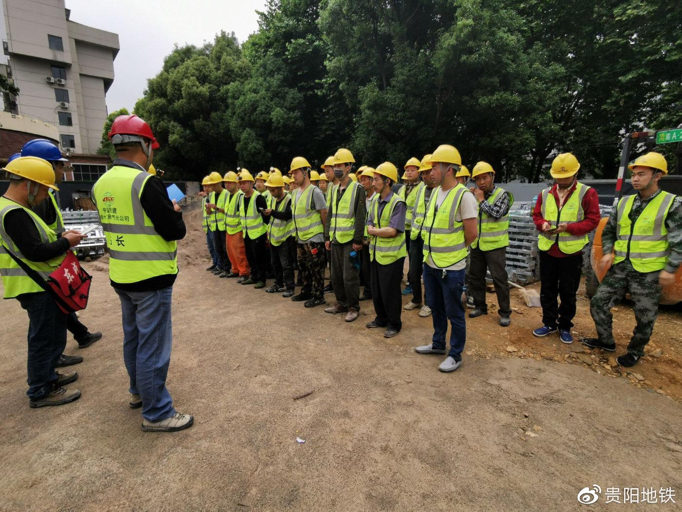 项目负责人对农民工宣贯《保障农民工工资支付条例》