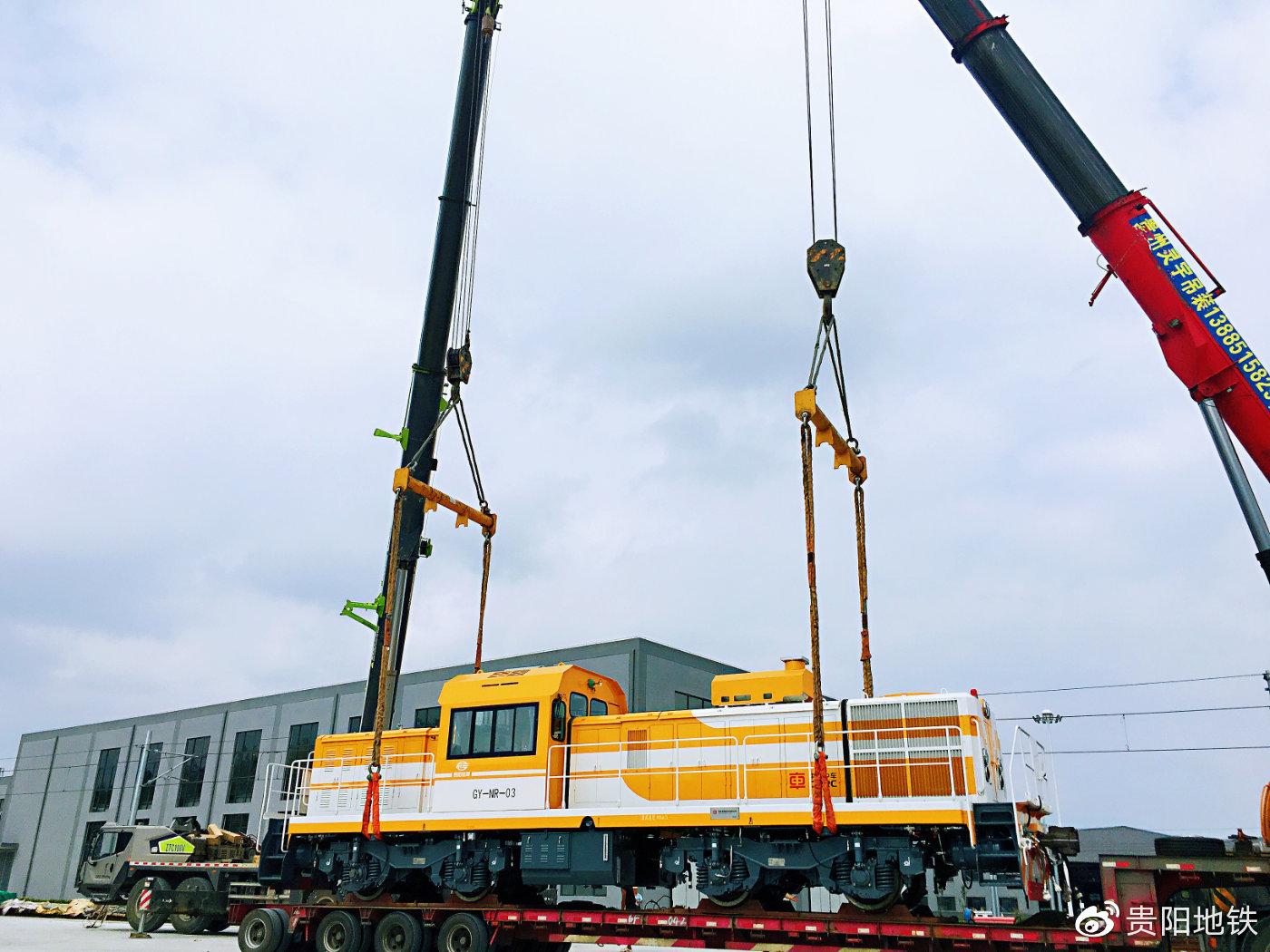 轨道2号线两台内燃机车首次在麦架车辆段卸车