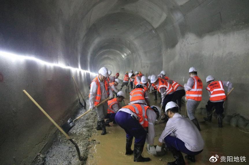 轨道2号线二期工程党支部在富森区间现场为隧道清淤