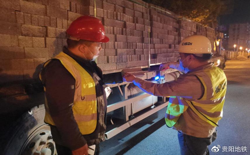 轨道2号线一期油榨街站材料在夜间检验进场