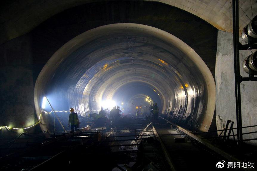 富~森区间铺轨作业富森区间铺轨作业