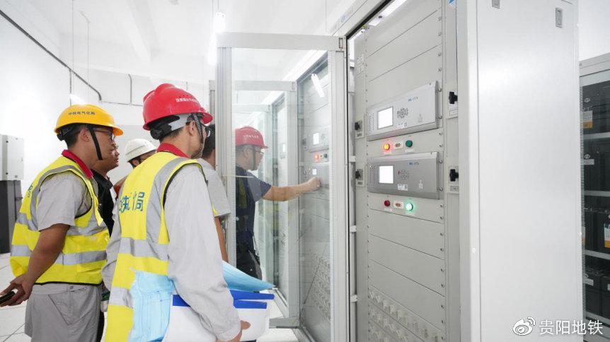 实验人员进行线路核相主变保护定值核对