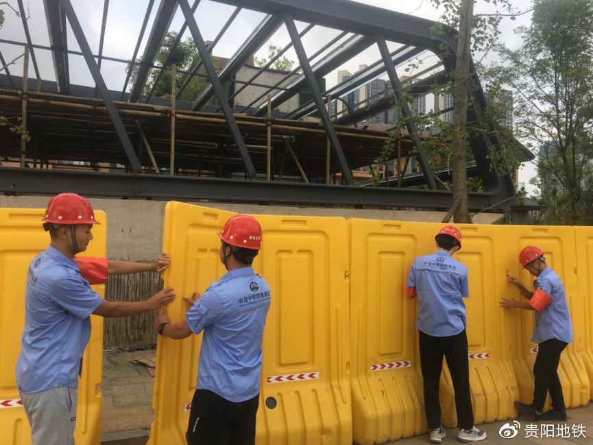 志愿者服务队摆放水马