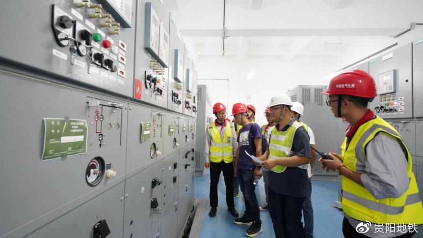 技术人员检查柜体外观感官并核对后台设备位置信号