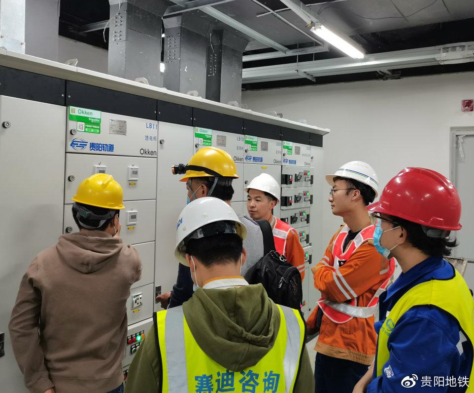 在调试现场,专业人员对各系统接口情况进行测试