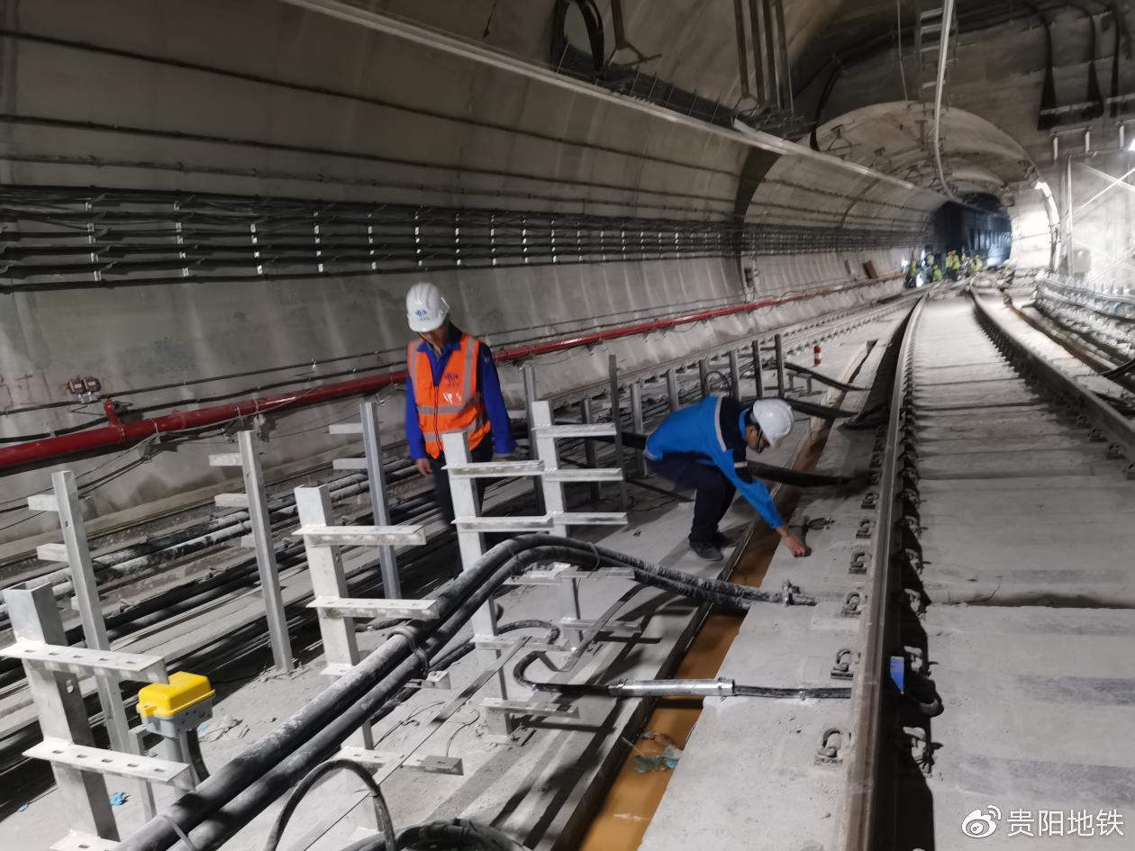 2号线二期富～森区间 建设者们正在进行过轨检查