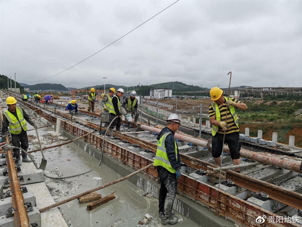 2号线二期水～终区间建设者们正在进行预留线右线混凝土浇筑