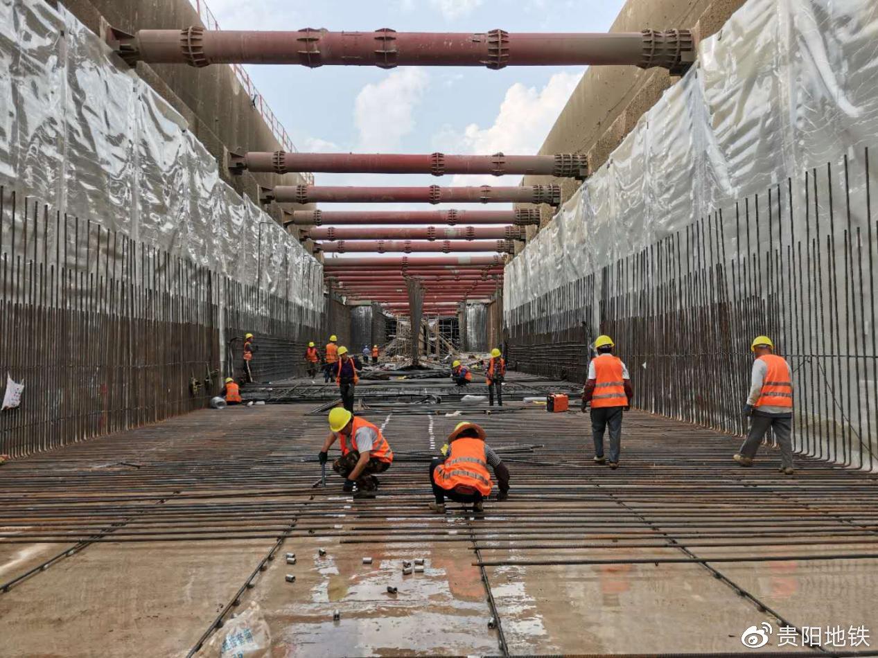 3号线东～洛区间 建设者们正在进行钢筋绑扎