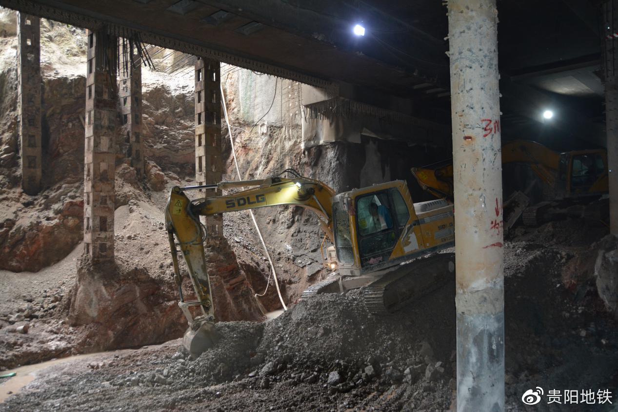 3号线土建4标贵州大学站负二层土石方开挖