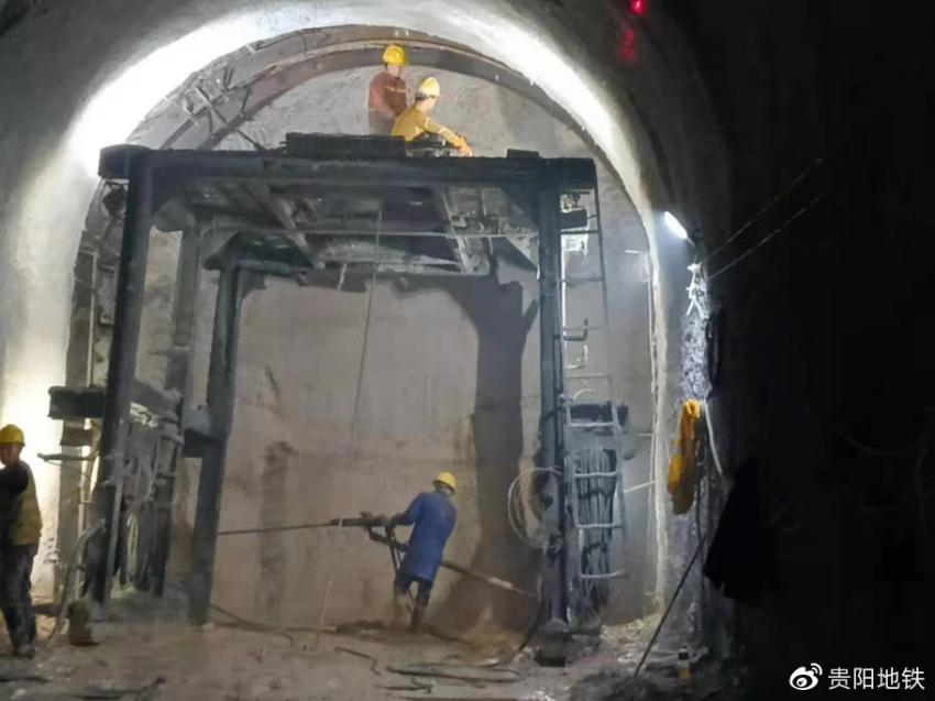 轨道3号线一期北京路站下导坑架立拱架