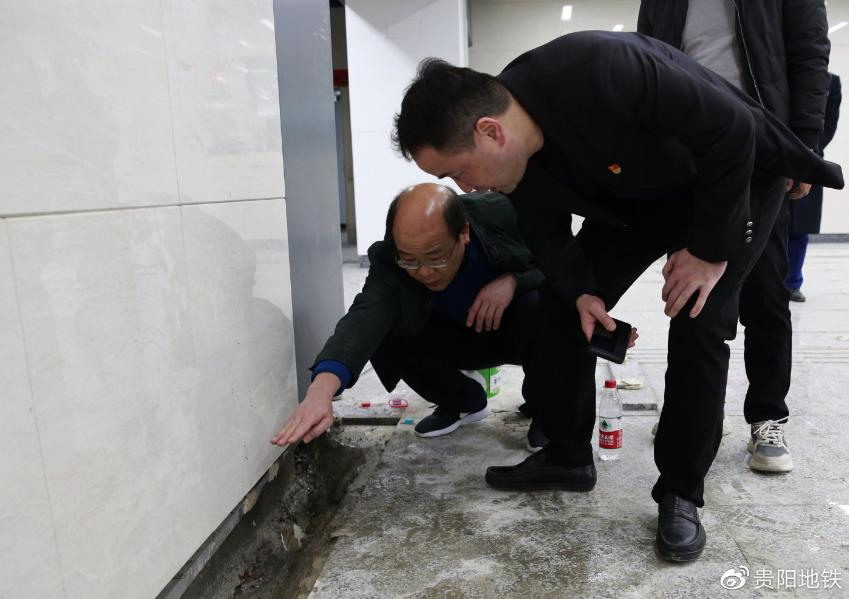 检查组认真查看施工细节