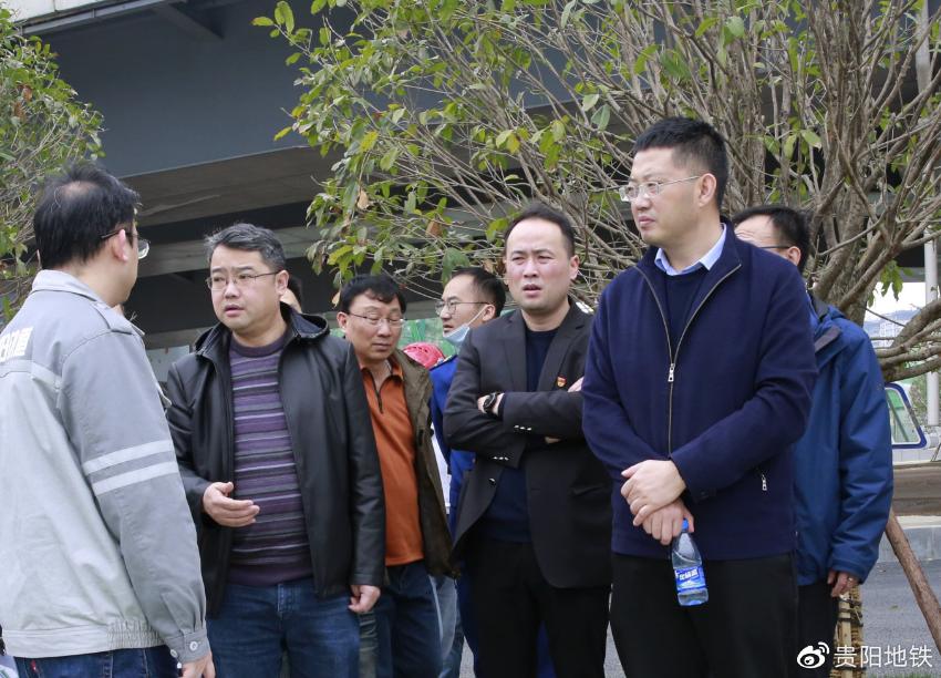 检查组在小碧站检查站外配套工程进展情况