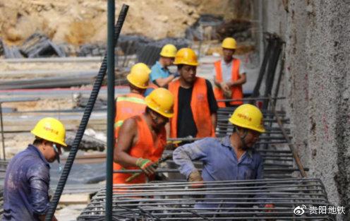 3号线花果园东站工人正在绑扎基坑钢筋