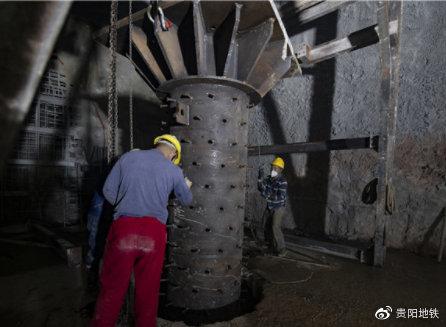 3号线贵医站正在吊装作业