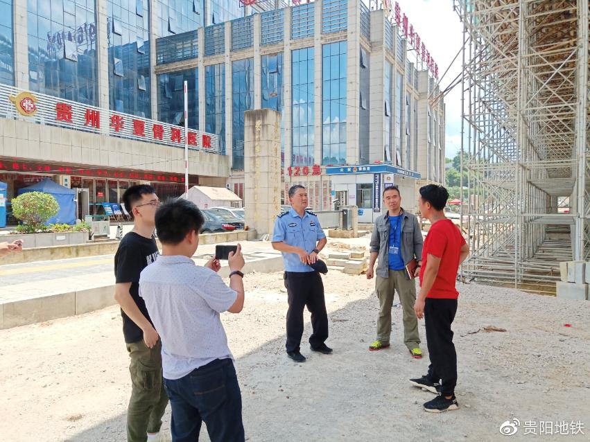 派出所民警和集团保卫部、地保办人员制止违规施工